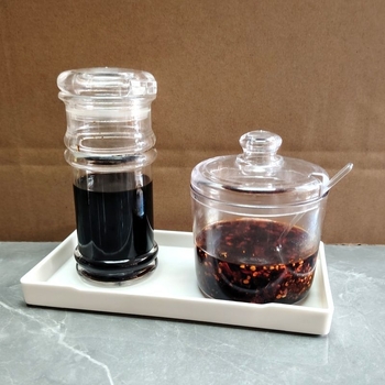 Triju pudelku komplekts restorānu garšvielām: sezama eļļas pudele, čili pudele, etiķa pudele; Materiāls: Plastmasas; Zīmols: Unique; Importēts: Nē