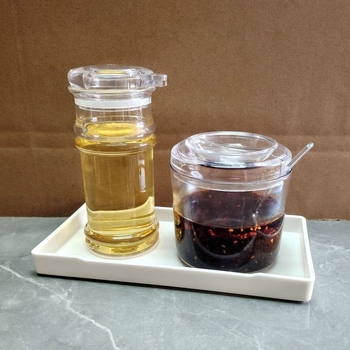 Triju pudelku komplekts restorānu garšvielām: sezama eļļas pudele, čili pudele, etiķa pudele; Materiāls: Plastmasas; Zīmols: Unique; Importēts: Nē