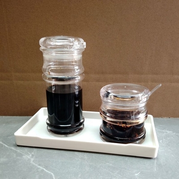 Triju pudelku komplekts restorānu garšvielām: sezama eļļas pudele, čili pudele, etiķa pudele; Materiāls: Plastmasas; Zīmols: Unique; Importēts: Nē