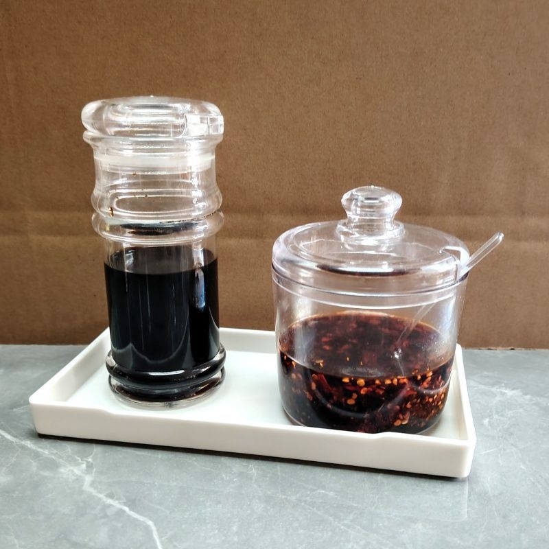 Triju pudelku komplekts restorānu garšvielām: sezama eļļas pudele, čili pudele, etiķa pudele; Materiāls: Plastmasas; Zīmols: Unique; Importēts: Nē