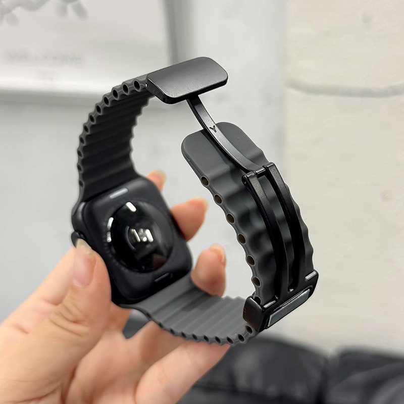 Kompatibilno s Apple Watch S7/S8/S9 i iWatch 10; silikonska narukvica morske boje; magnetska kopča.