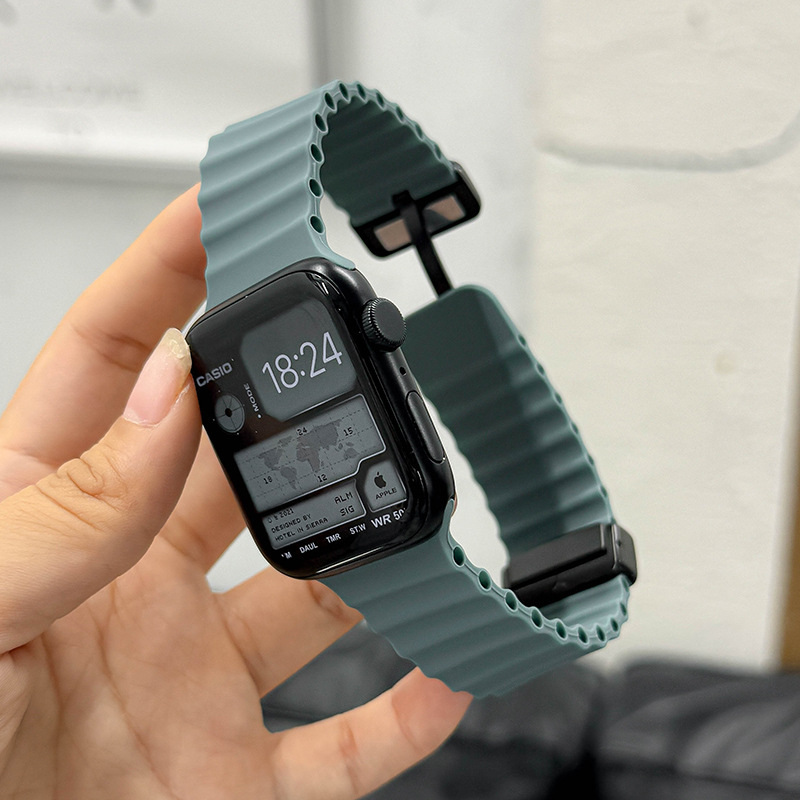 Kompatibilno s Apple Watch S7/S8/S9 i iWatch 10; silikonska narukvica morske boje; magnetska kopča.