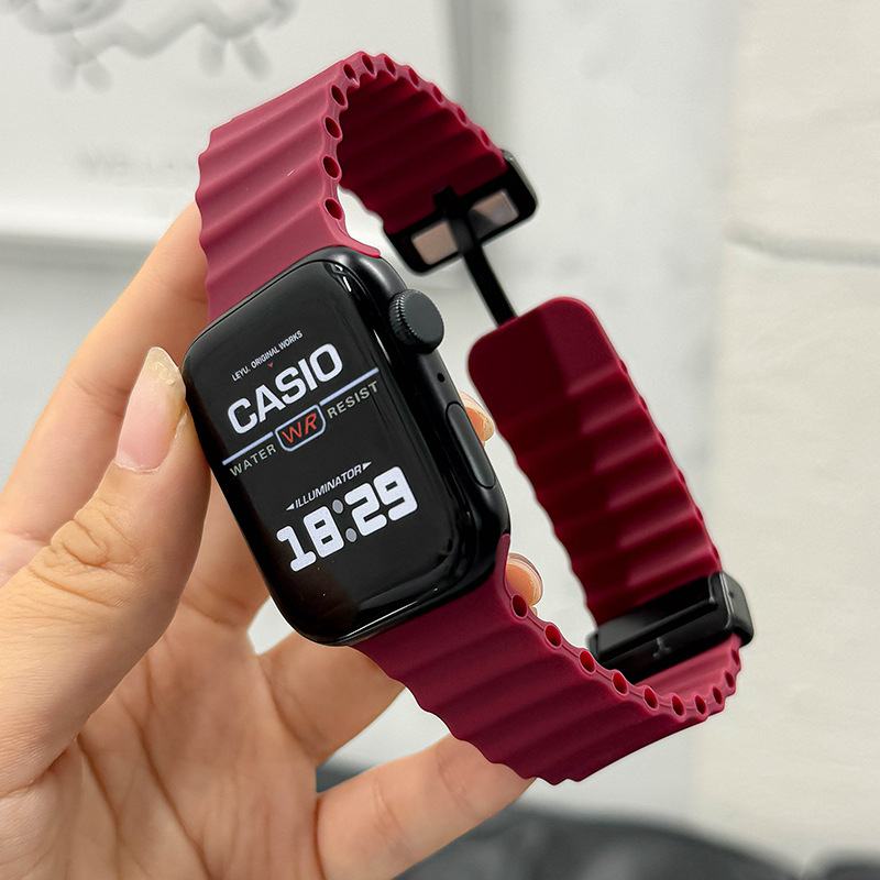 Kompatibilno s Apple Watch S7/S8/S9 i iWatch 10; silikonska narukvica morske boje; magnetska kopča.