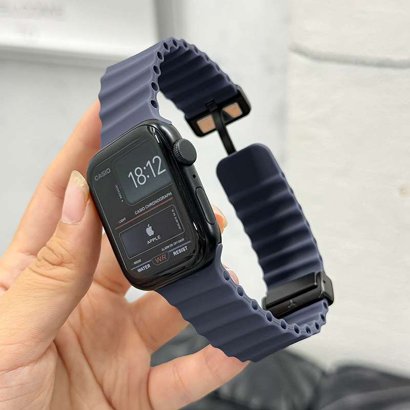 Kompatibilno s Apple Watch S7/S8/S9 i iWatch 10; silikonska narukvica morske boje; magnetska kopča.