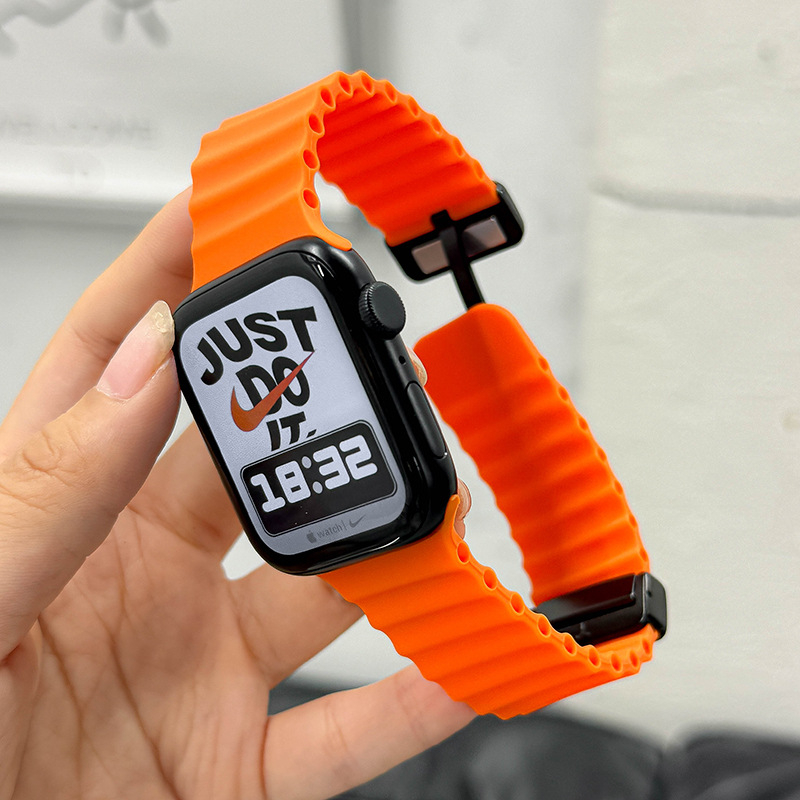 Kompatibilno s Apple Watch S7/S8/S9 i iWatch 10; silikonska narukvica morske boje; magnetska kopča.