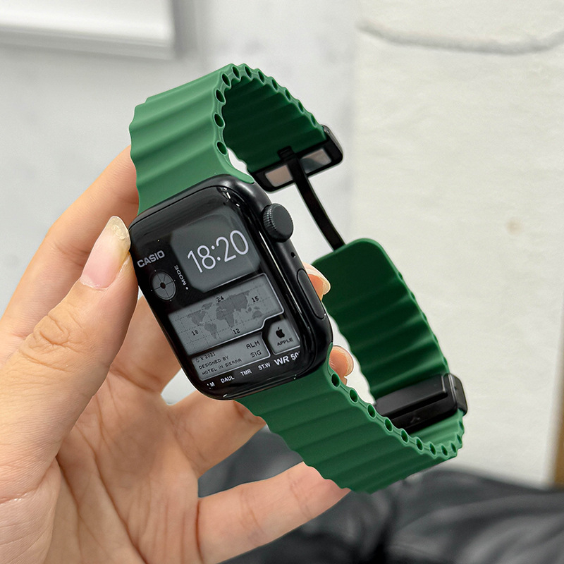 Kompatibilno s Apple Watch S7/S8/S9 i iWatch 10; silikonska narukvica morske boje; magnetska kopča.