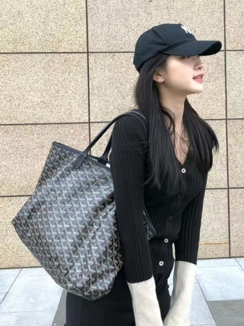 Geantă Tote, material PU, formă orizontală pătrată, deschidere la partea superioară, căptușeală din pânză, buzunar intern pentru telefonul mobil