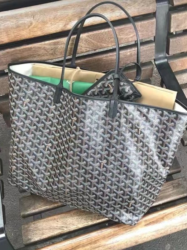 Geantă Tote, material PU, formă orizontală pătrată, deschidere la partea superioară, căptușeală din pânză, buzunar intern pentru telefonul mobil