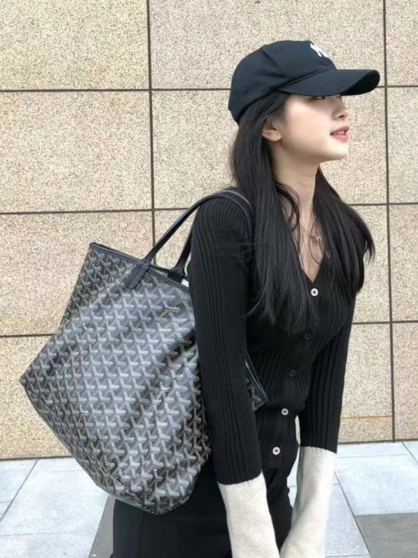 Geantă Tote, material PU, formă orizontală pătrată, deschidere la partea superioară, căptușeală din pânză, buzunar intern pentru telefonul mobil