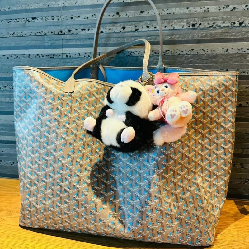 Geantă Tote, material PU, formă orizontală pătrată, deschidere la partea superioară, căptușeală din pânză, buzunar intern pentru telefonul mobil