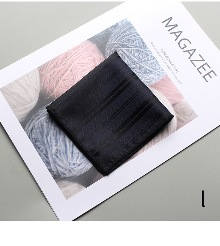 Vyrinė kišpinio servetėlė – vieno atspalvio džakardinė medžiaga, poliesterio pluoštas, pamušalas poliesteris, laisvas stilius