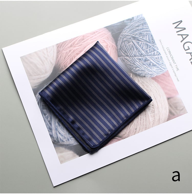 Vyrinė kišpinio servetėlė – vieno atspalvio džakardinė medžiaga, poliesterio pluoštas, pamušalas poliesteris, laisvas stilius