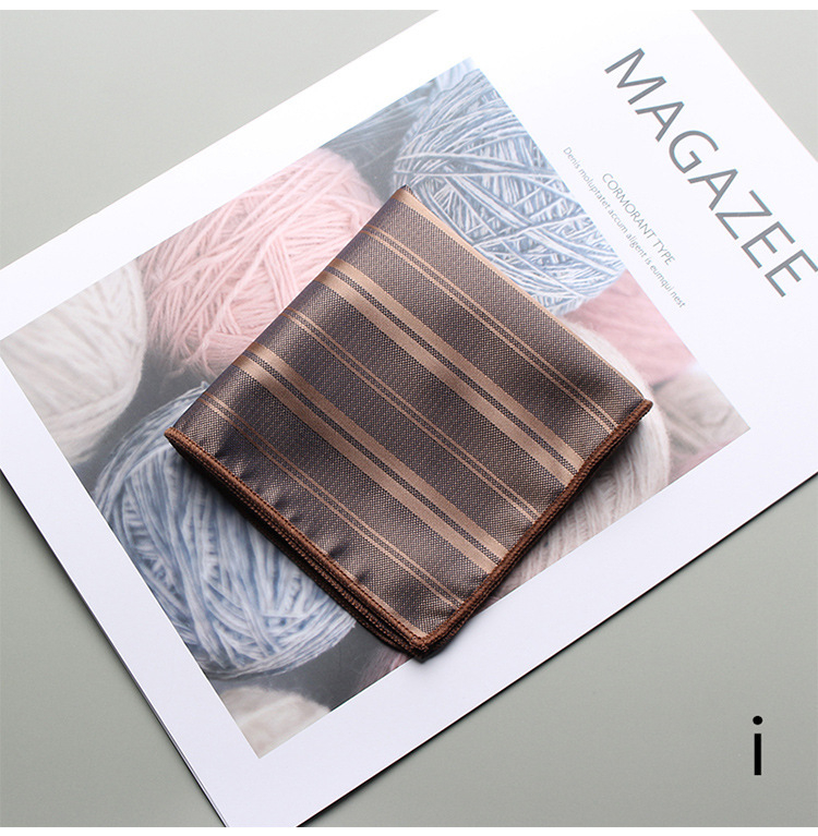 Vyrinė kišpinio servetėlė – vieno atspalvio džakardinė medžiaga, poliesterio pluoštas, pamušalas poliesteris, laisvas stilius