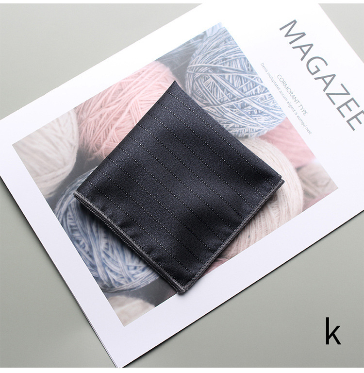 Vyrinė kišpinio servetėlė – vieno atspalvio džakardinė medžiaga, poliesterio pluoštas, pamušalas poliesteris, laisvas stilius