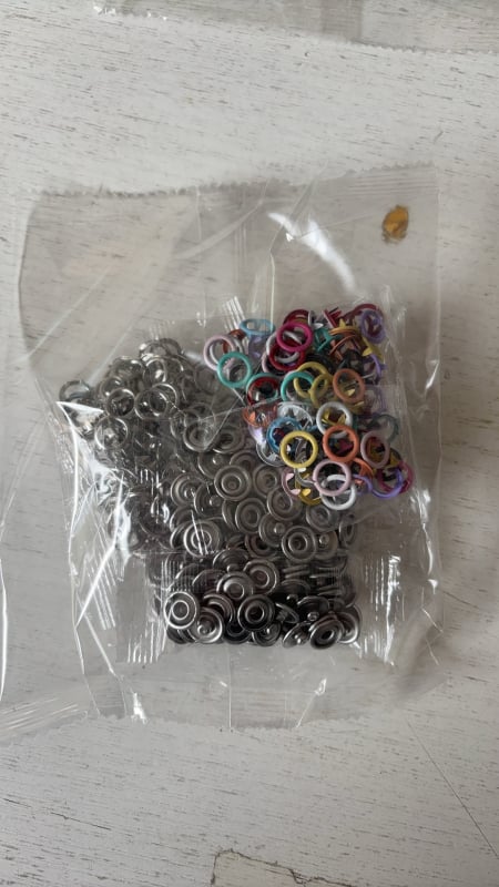 Комплект инструмент за монтаж на копчета с пет зъба – сплавен материал, пет зъб копче, за палта, дънки, ризи и панталони; опаковка 100 бр.