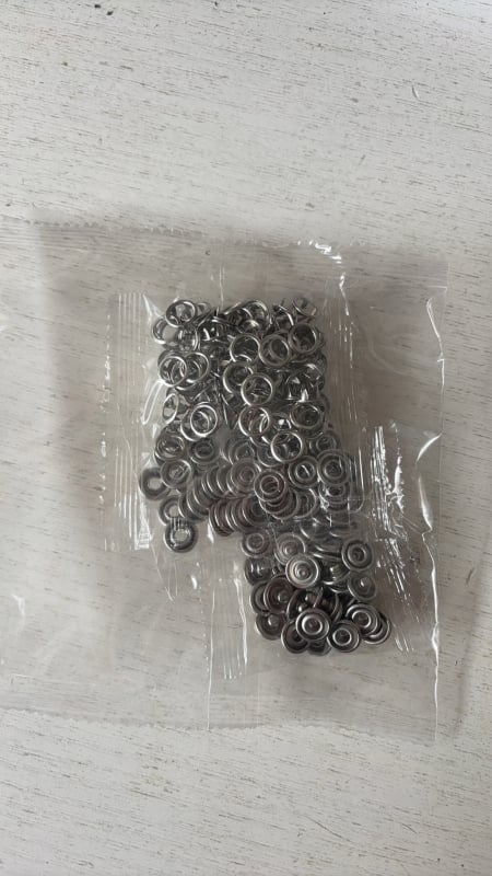 Комплект инструмент за монтаж на копчета с пет зъба – сплавен материал, пет зъб копче, за палта, дънки, ризи и панталони; опаковка 100 бр.