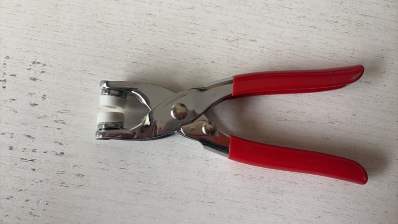 Комплект инструмент за монтаж на копчета с пет зъба – сплавен материал, пет зъб копче, за палта, дънки, ризи и панталони; опаковка 100 бр.