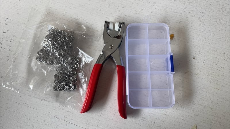 Комплект инструмент за монтаж на копчета с пет зъба – сплавен материал, пет зъб копче, за палта, дънки, ризи и панталони; опаковка 100 бр.