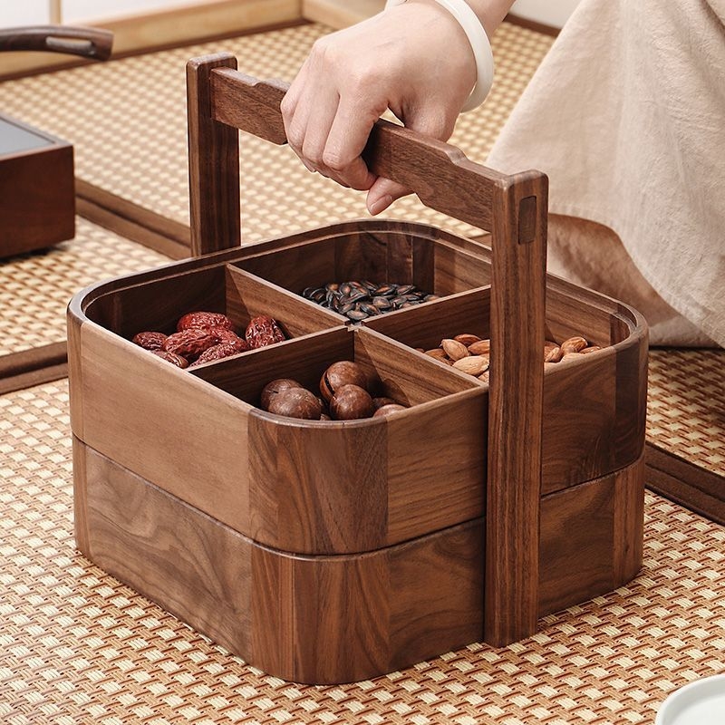 Fa gyümölcstál modern minimalista stílusban, kockás mintával, 2025-ben debütált.