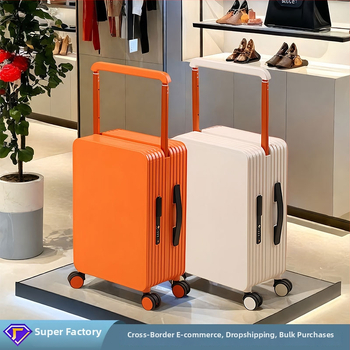 Pārvadājamā bagāža ar centrāli uzstādītu plašu vilkšanas stieni, ABS+PC materiāls, TSA kombinētā slēdzene, universālie riteņi, svars 5,1 kg