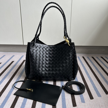 Válltáska, szövött dizájn, valódi bőr, másodlagos marhahús bőrdarab, vízszintes négyzet alak, mágneses csukás, belső cipzáros zseb