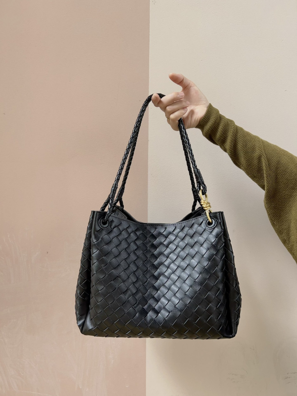 Válltáska, szövött dizájn, valódi bőr, másodlagos marhahús bőrdarab, vízszintes négyzet alak, mágneses csukás, belső cipzáros zseb