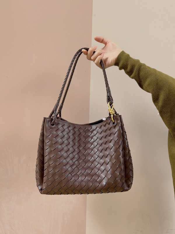 Válltáska, szövött dizájn, valódi bőr, másodlagos marhahús bőrdarab, vízszintes négyzet alak, mágneses csukás, belső cipzáros zseb