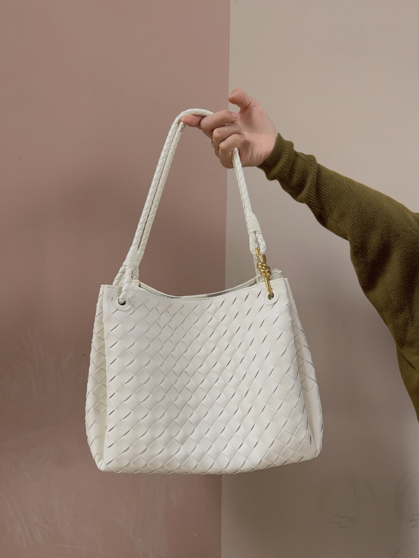 Válltáska, szövött dizájn, valódi bőr, másodlagos marhahús bőrdarab, vízszintes négyzet alak, mágneses csukás, belső cipzáros zseb