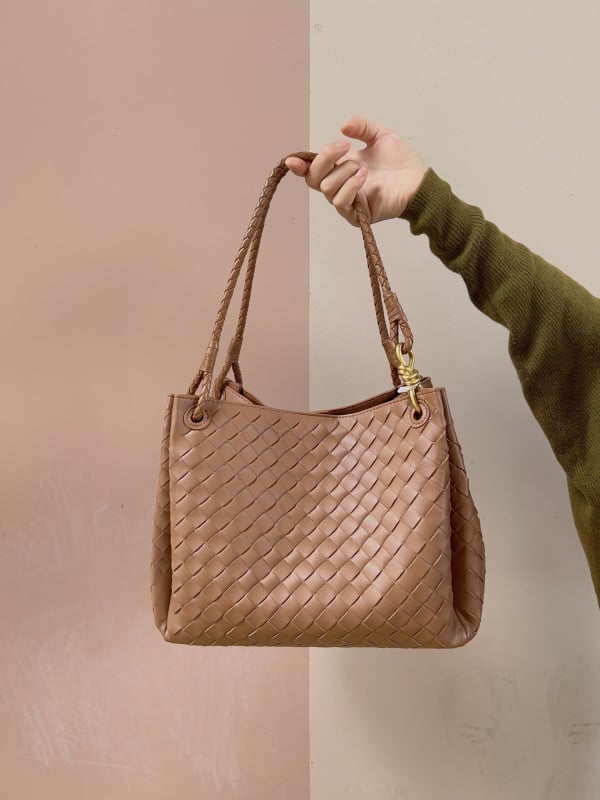 Válltáska, szövött dizájn, valódi bőr, másodlagos marhahús bőrdarab, vízszintes négyzet alak, mágneses csukás, belső cipzáros zseb