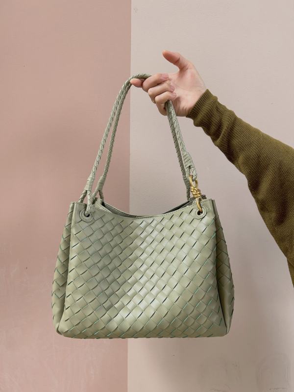 Válltáska, szövött dizájn, valódi bőr, másodlagos marhahús bőrdarab, vízszintes négyzet alak, mágneses csukás, belső cipzáros zseb