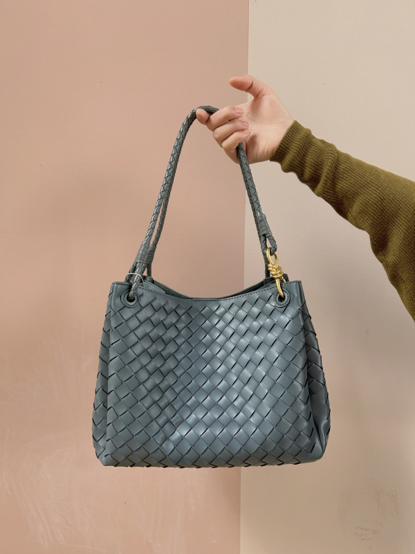 Válltáska, szövött dizájn, valódi bőr, másodlagos marhahús bőrdarab, vízszintes négyzet alak, mágneses csukás, belső cipzáros zseb