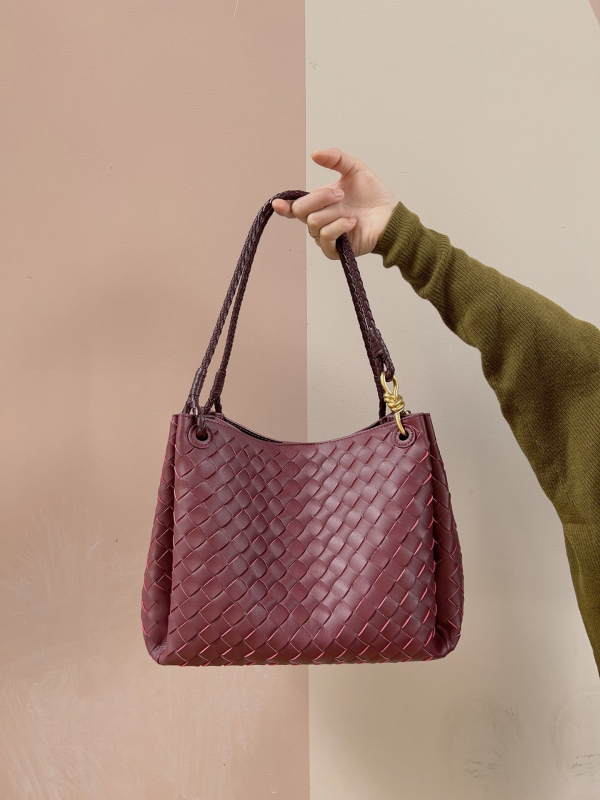 Válltáska, szövött dizájn, valódi bőr, másodlagos marhahús bőrdarab, vízszintes négyzet alak, mágneses csukás, belső cipzáros zseb