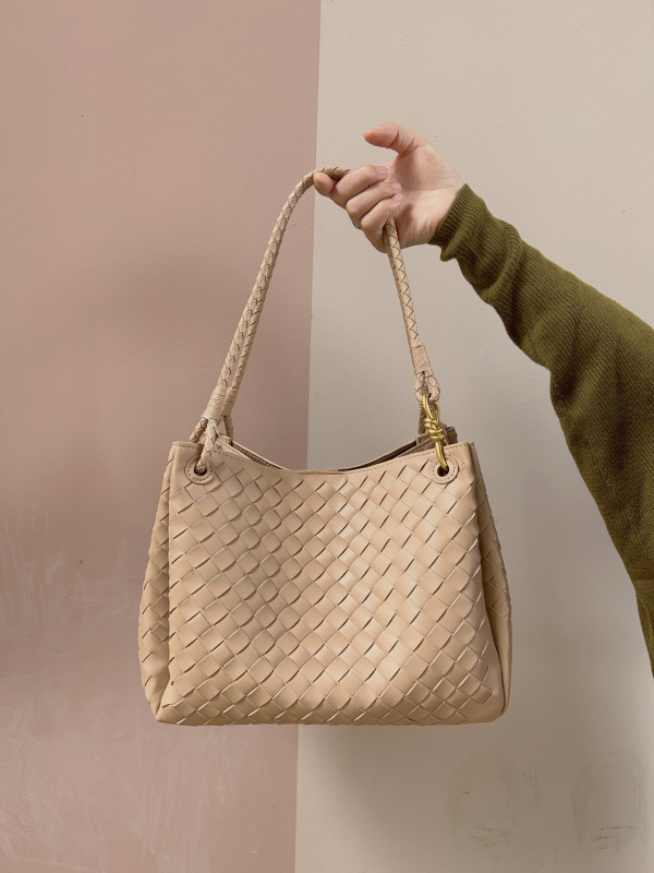 Válltáska, szövött dizájn, valódi bőr, másodlagos marhahús bőrdarab, vízszintes négyzet alak, mágneses csukás, belső cipzáros zseb