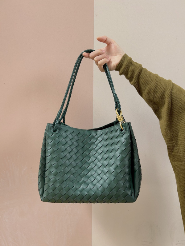 Válltáska, szövött dizájn, valódi bőr, másodlagos marhahús bőrdarab, vízszintes négyzet alak, mágneses csukás, belső cipzáros zseb