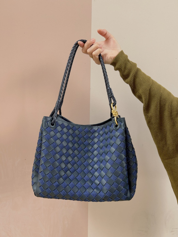 Válltáska, szövött dizájn, valódi bőr, másodlagos marhahús bőrdarab, vízszintes négyzet alak, mágneses csukás, belső cipzáros zseb