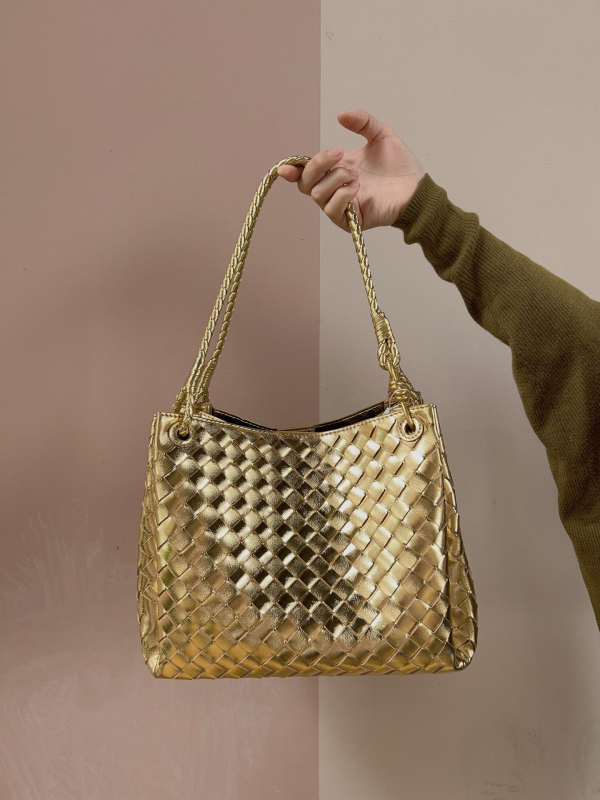 Válltáska, szövött dizájn, valódi bőr, másodlagos marhahús bőrdarab, vízszintes négyzet alak, mágneses csukás, belső cipzáros zseb