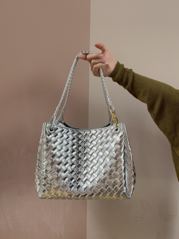 Válltáska, szövött dizájn, valódi bőr, másodlagos marhahús bőrdarab, vízszintes négyzet alak, mágneses csukás, belső cipzáros zseb