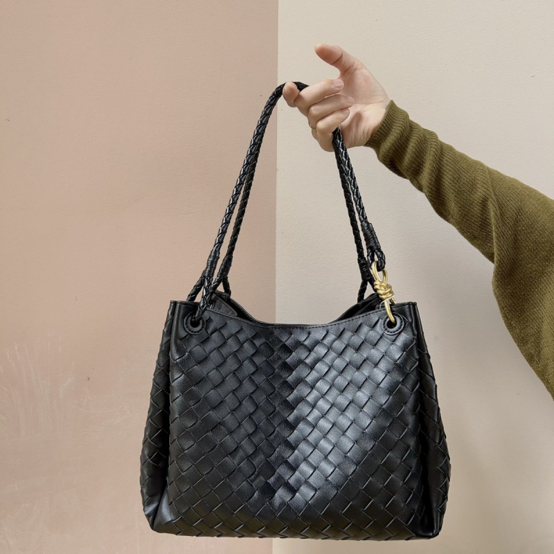 Válltáska, szövött dizájn, valódi bőr, másodlagos marhahús bőrdarab, vízszintes négyzet alak, mágneses csukás, belső cipzáros zseb