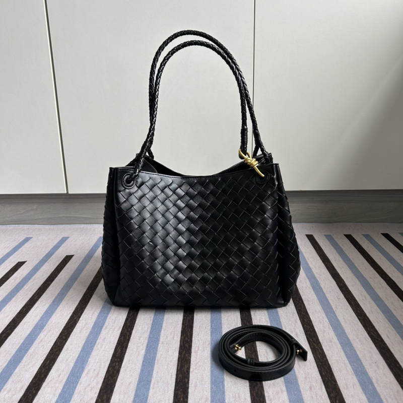 Válltáska, szövött dizájn, valódi bőr, másodlagos marhahús bőrdarab, vízszintes négyzet alak, mágneses csukás, belső cipzáros zseb