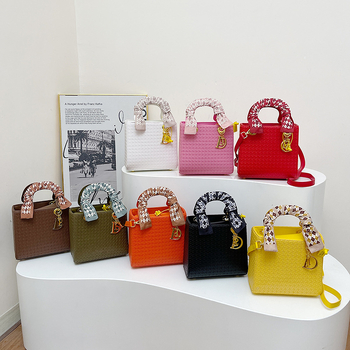 Ženska crossbody torbica s poklopcem, PU materijal, gradski minimalisticki stil, horizontalni kvadratni oblik, unutarnja pregrade: džep na zip, džep za telefon, dodatni zip džep, dvostruki remeni