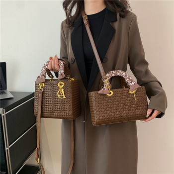 Ženska crossbody torbica s poklopcem, PU materijal, gradski minimalisticki stil, horizontalni kvadratni oblik, unutarnja pregrade: džep na zip, džep za telefon, dodatni zip džep, dvostruki remeni