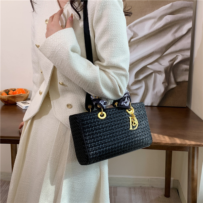 Ženska crossbody torbica s poklopcem, PU materijal, gradski minimalisticki stil, horizontalni kvadratni oblik, unutarnja pregrade: džep na zip, džep za telefon, dodatni zip džep, dvostruki remeni