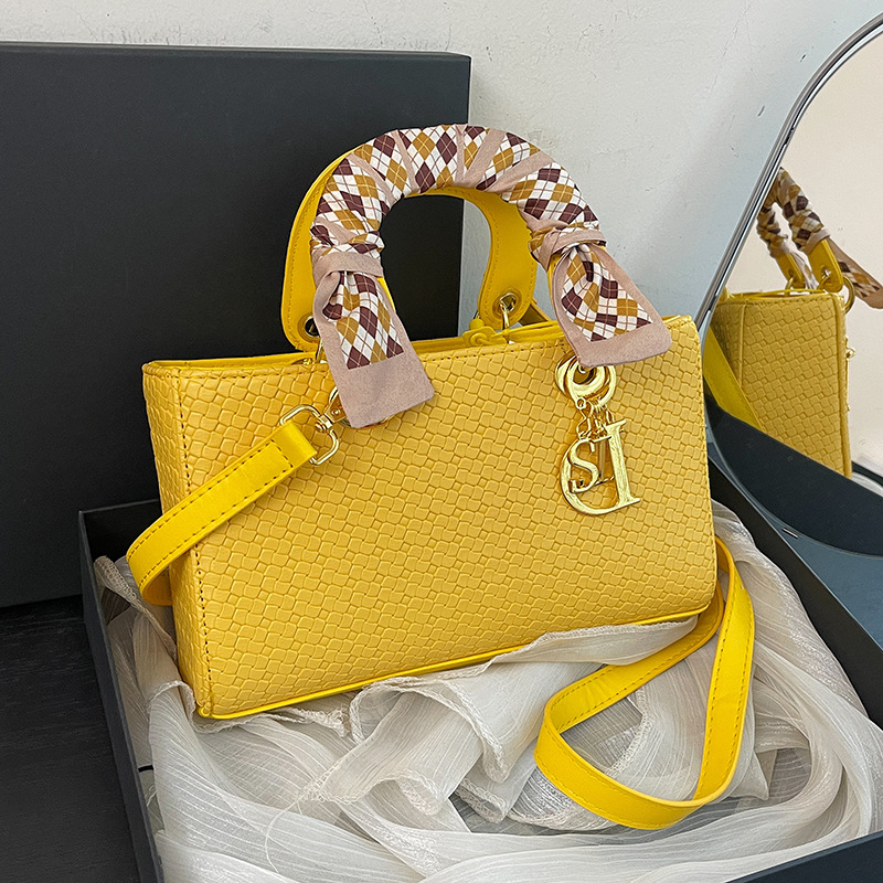 Ženska crossbody torbica s poklopcem, PU materijal, gradski minimalisticki stil, horizontalni kvadratni oblik, unutarnja pregrade: džep na zip, džep za telefon, dodatni zip džep, dvostruki remeni