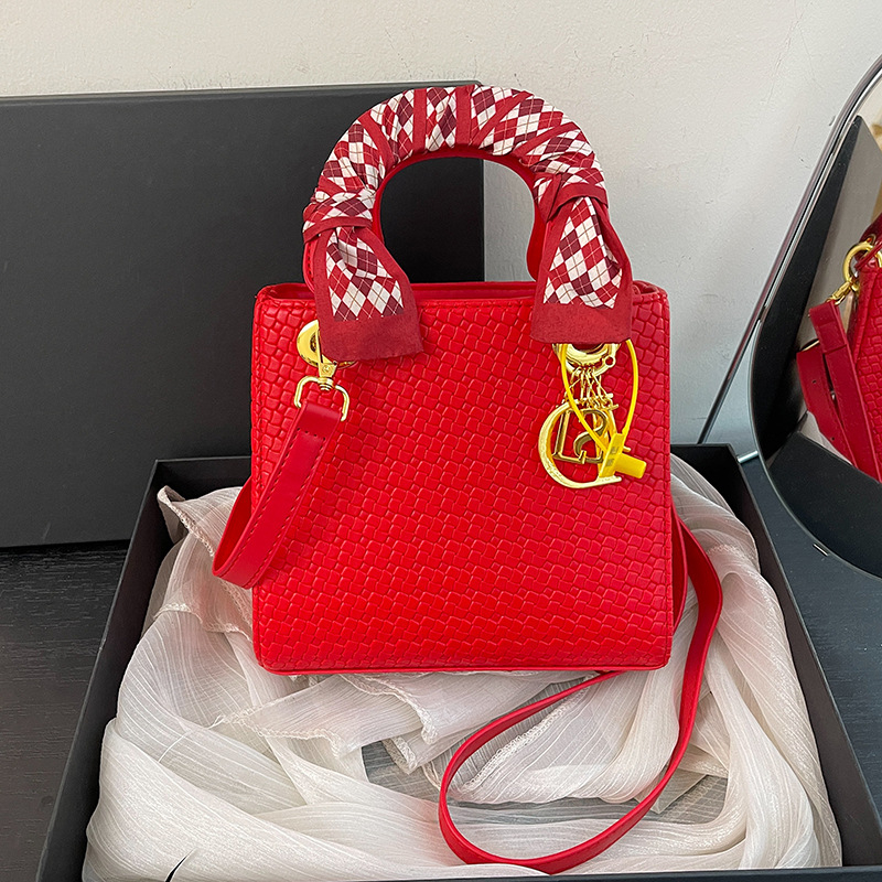 Ženska crossbody torbica s poklopcem, PU materijal, gradski minimalisticki stil, horizontalni kvadratni oblik, unutarnja pregrade: džep na zip, džep za telefon, dodatni zip džep, dvostruki remeni