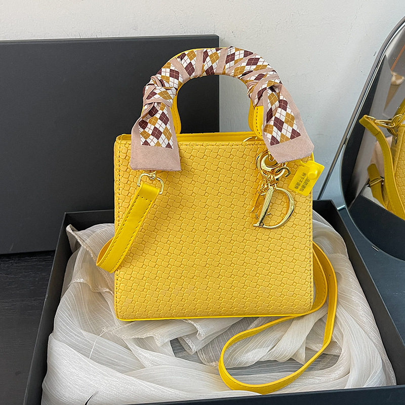 Ženska crossbody torbica s poklopcem, PU materijal, gradski minimalisticki stil, horizontalni kvadratni oblik, unutarnja pregrade: džep na zip, džep za telefon, dodatni zip džep, dvostruki remeni