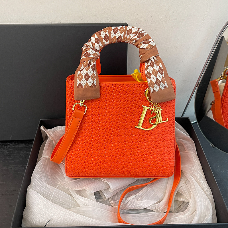 Ženska crossbody torbica s poklopcem, PU materijal, gradski minimalisticki stil, horizontalni kvadratni oblik, unutarnja pregrade: džep na zip, džep za telefon, dodatni zip džep, dvostruki remeni