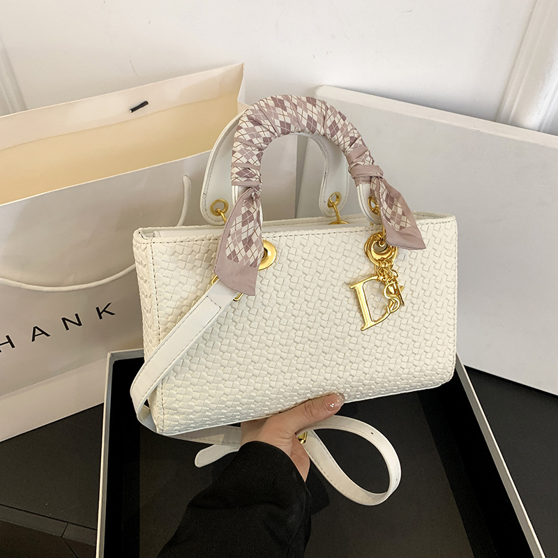 Ženska crossbody torbica s poklopcem, PU materijal, gradski minimalisticki stil, horizontalni kvadratni oblik, unutarnja pregrade: džep na zip, džep za telefon, dodatni zip džep, dvostruki remeni