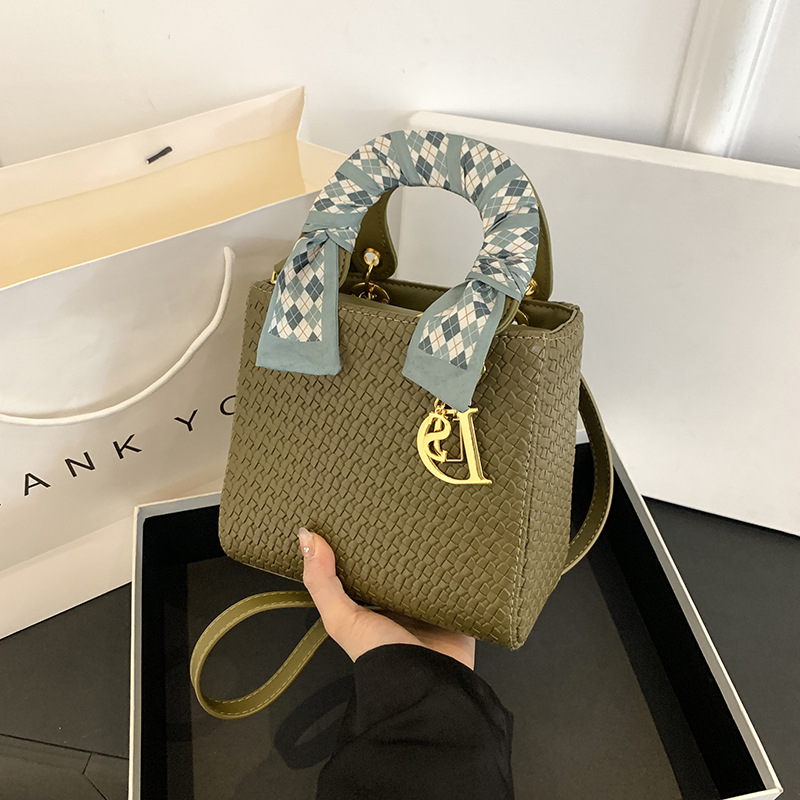Ženska crossbody torbica s poklopcem, PU materijal, gradski minimalisticki stil, horizontalni kvadratni oblik, unutarnja pregrade: džep na zip, džep za telefon, dodatni zip džep, dvostruki remeni
