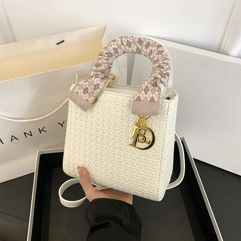 Ženska crossbody torbica s poklopcem, PU materijal, gradski minimalisticki stil, horizontalni kvadratni oblik, unutarnja pregrade: džep na zip, džep za telefon, dodatni zip džep, dvostruki remeni