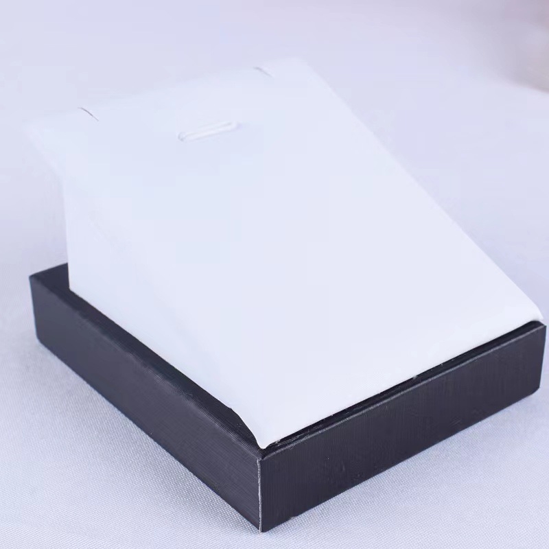 Suport de afișare bijuterii pentru lanțuri și pandante — corp din lemn, piele PU, stil de înaltă calitate, vara 2023